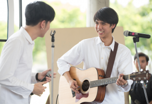 ซิง - หฤษฎ์ ชีวการุณ คณะนิเทศศาสตร์ ผลงานสร้างชื่อ: เลิฟซิคเดอะซีรีส์ รักวุ่น วัยรุ่นแสบ, My Dear Loser รักไม่เอาถ่าน, รายการรถโรงเรียน